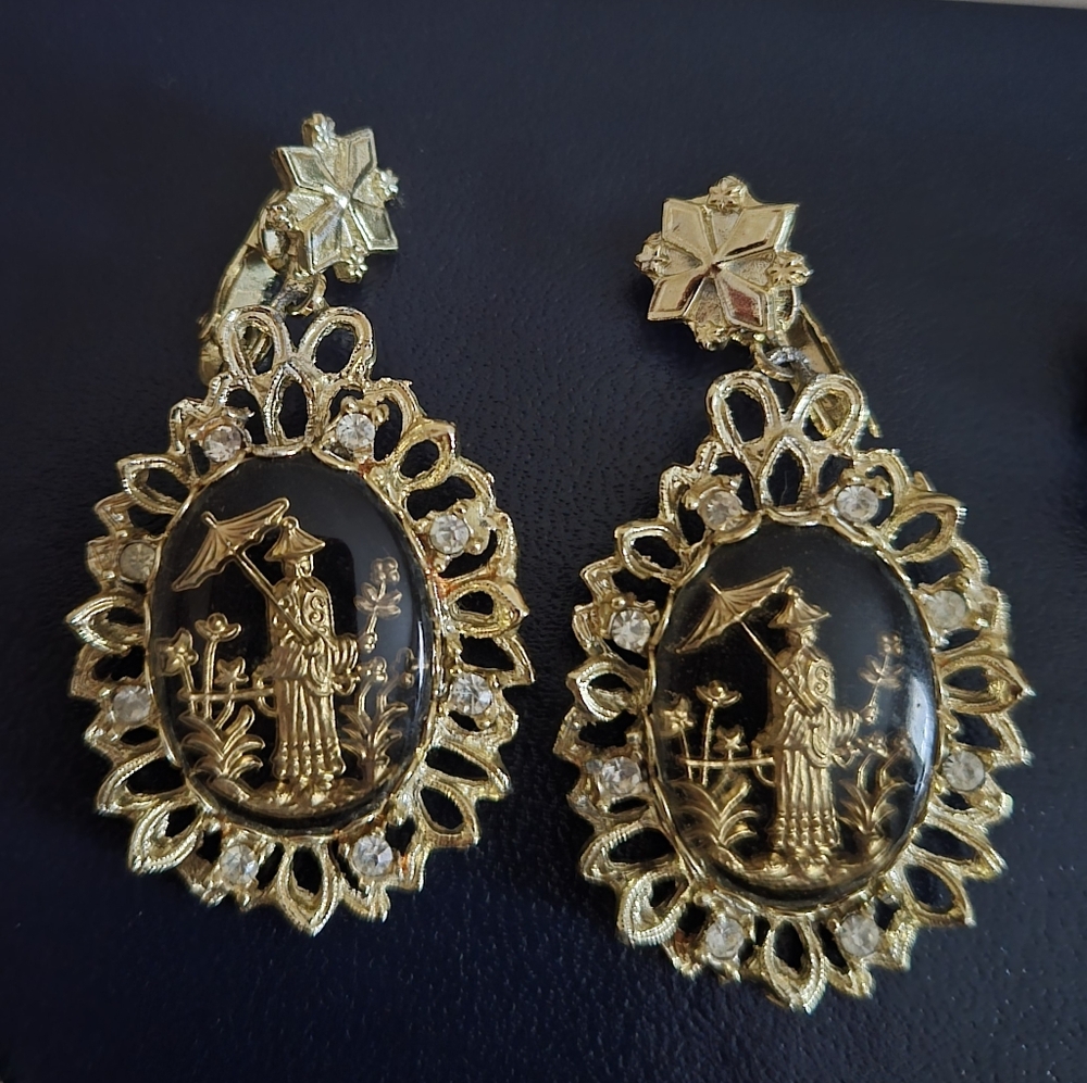 Vintage Clip On Earrings - Picture 4 of 5